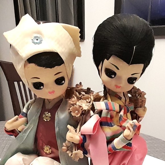 Vintage 1970's Pair of Bradley Asian Dolls on Lacquered Platform - Picture 4 of 11